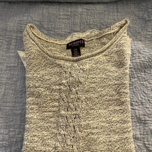 Ladies sweater with lace hem. Very pretty and girly - Picture 2 of 4